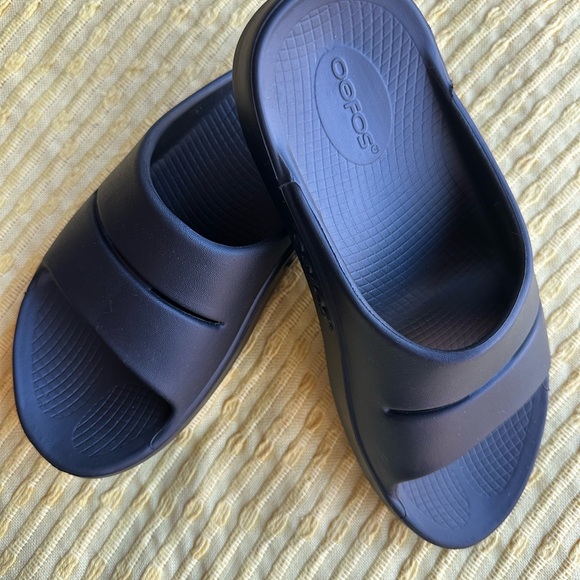 OOFOS OOahh Slides - Recovery Comfort Sandals - Unisex, Women’s 8 / Men’s 6 - Picture 5 of 6